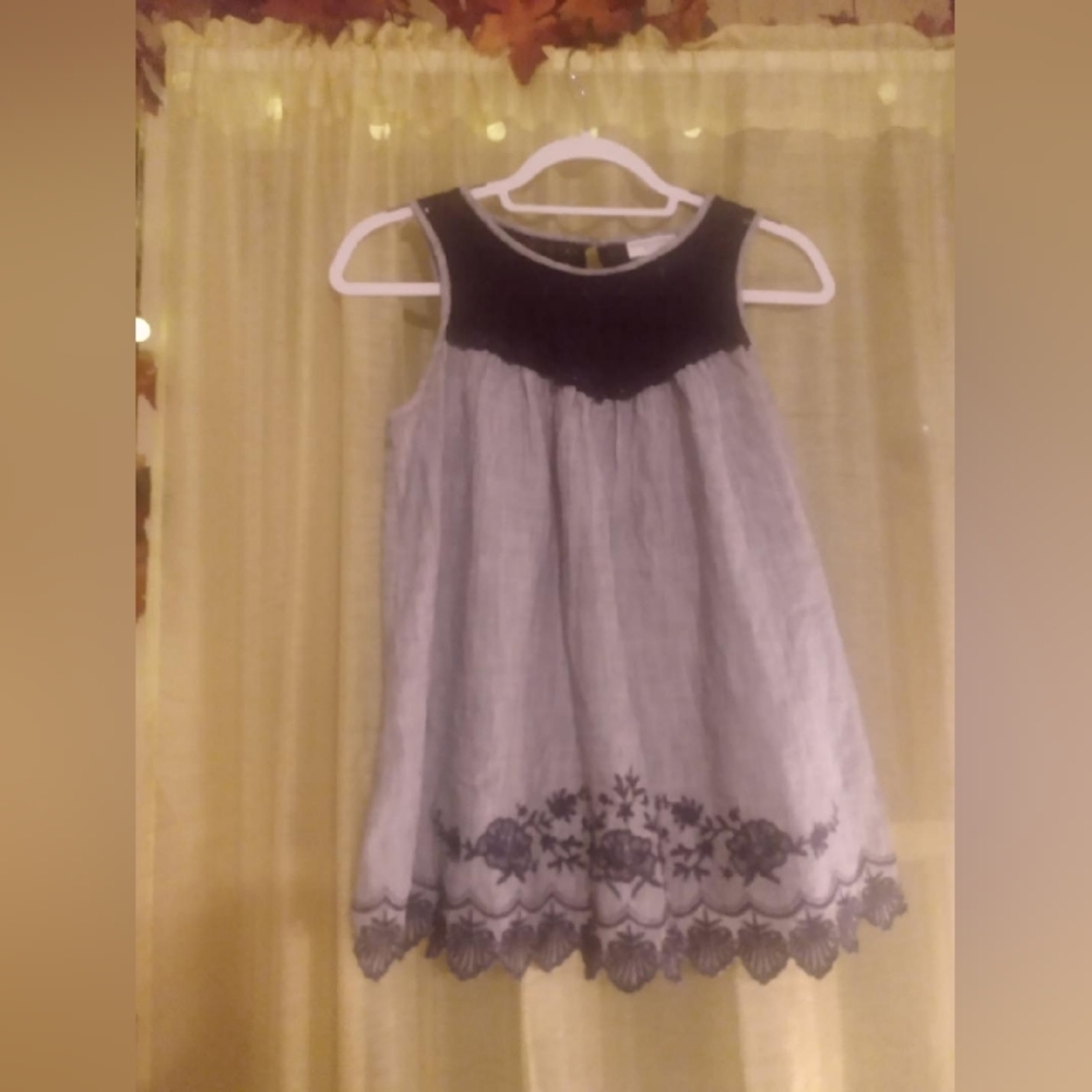 Liz Lange Maternity Size S Sleeveless Embroidered Top